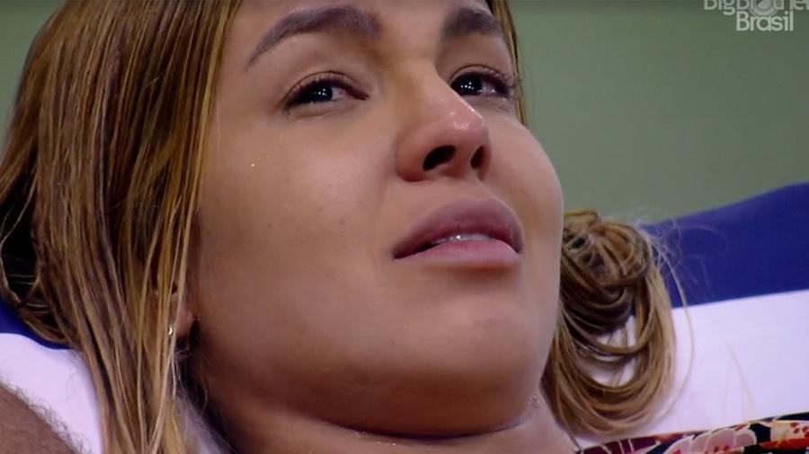 Kerline chora no quintal após achar que irá receber voto de Lucas - Reprodução/ Globoplay