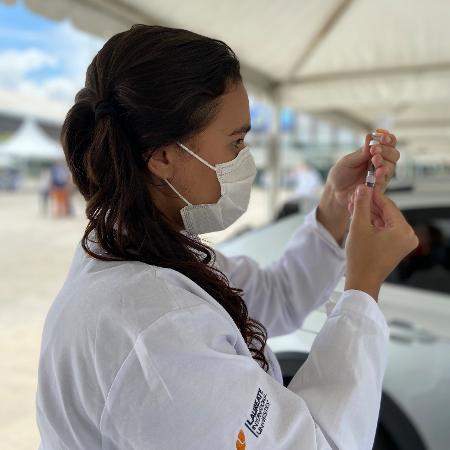 Odára Matias é voluntária em vacinação depois que avó morreu de covid, no RJ - Divulgação/Helga Pitta