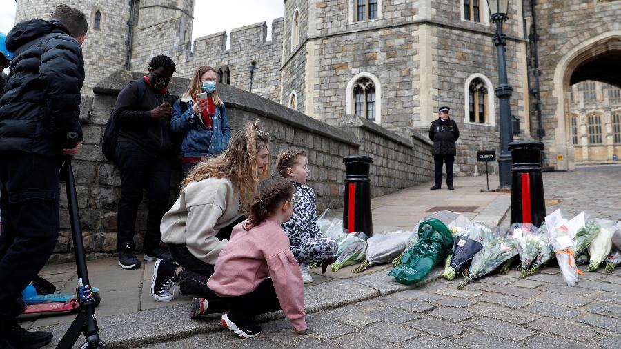 Britânicos deixaram flores no Castelo de Windsor após o anúncio da morte do príncipe Philip - ADRIAN DENNIS / AFP