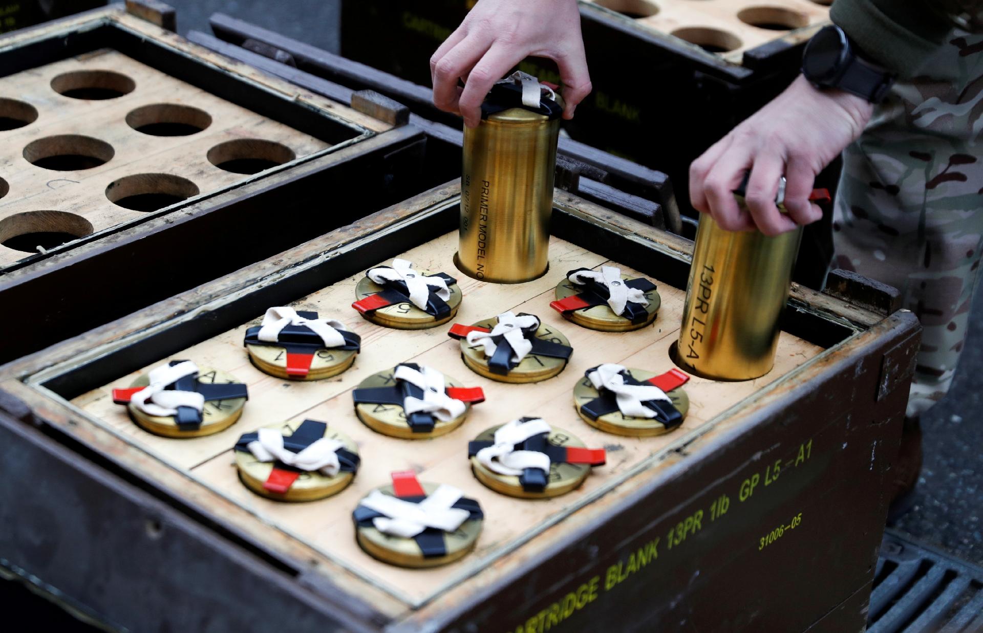 Salvas de tiros e de artilharia foram disparadas no Reino Unido neste sábado (10) para marcar a morte do príncipe Philip - Reuters