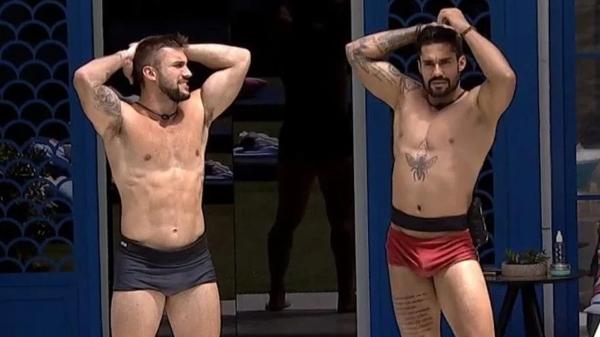BBB 21: Arthur e Bil indo para piscina de sunga - Reprodução/Globoplay