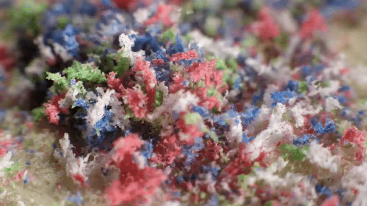 Cerca de 700.000 microfibras plásticas são eliminadas de tecidos sintéticos durante cada ciclo de lavagem em uma máquina de lavar padrão - Getty Images - Getty Images