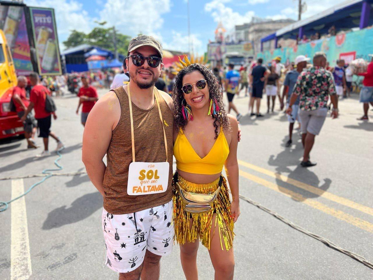 Casal vai com fantasia combinando. Ela vestida de Sol. Ele? 'Era Sol que me faltava' - Yasmin Nascimento/UOL