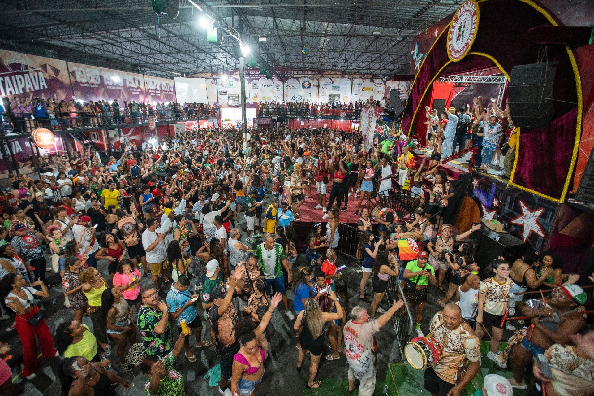 Campeã do Carnaval 2023 em São Paulo, Mocidade Alegre comemora na quadra o título após 9 anos -  André Porto/UOL