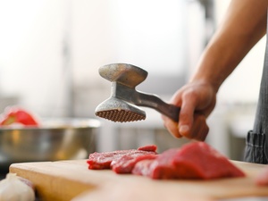 Bom e velho martelinho ajuda a deixar a carne mais macia - Getty Images/iStockphoto - Getty Images/iStockphoto