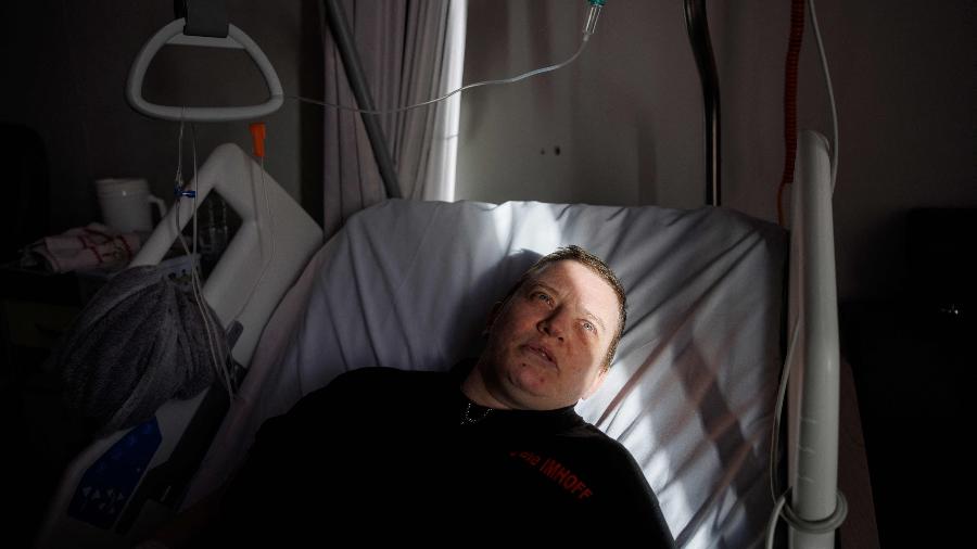 Lydie Imhoff está deitada em sua cama em um quarto de hospital na Bélgica, em 1º de fevereiro de 2024, enquanto espera a chegada do médico no dia da eutanásia.