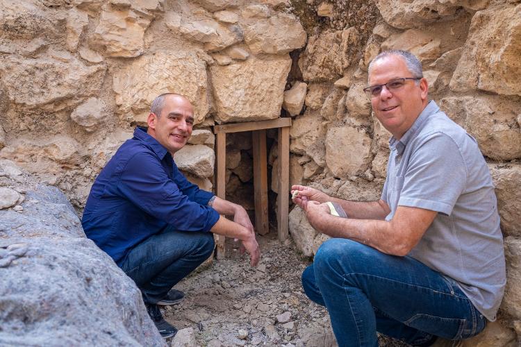 Os pesquisadores Joe Uziel (à esquerda) da Autoridade das Antiguidades de Israel, e Yuval Gadot (à direita), da Universidade de Tel Aviv, mostram a muralha encontrada que foi construída pelo rei Ozias