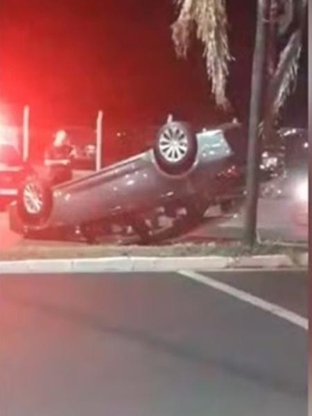 Carro da mãe de Reynaldo Gianecchini capotado em Birigui (SP) - Reprodução