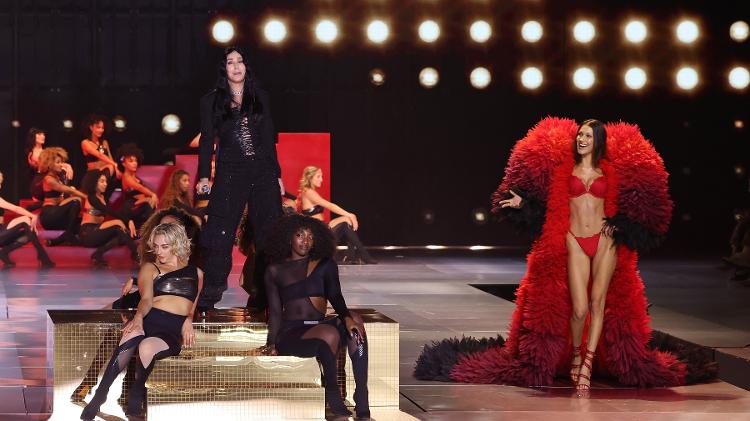 Cher encerrou o desfile com o hit "Do You Believe in Life After Love?", enquanto as modelos desfilavam com lingeries vermelhas