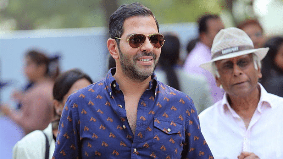 Sunjay Kapur, amigo do príncipe William, morreu após engolir uma abelha Sunjay Kapur, amigo do príncipe William, morreu após engolir uma abelha