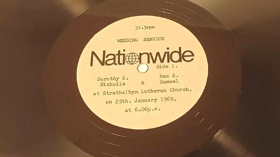 O disco, com selo da Nationwide; detalhe para as informações do casamento datilografadas