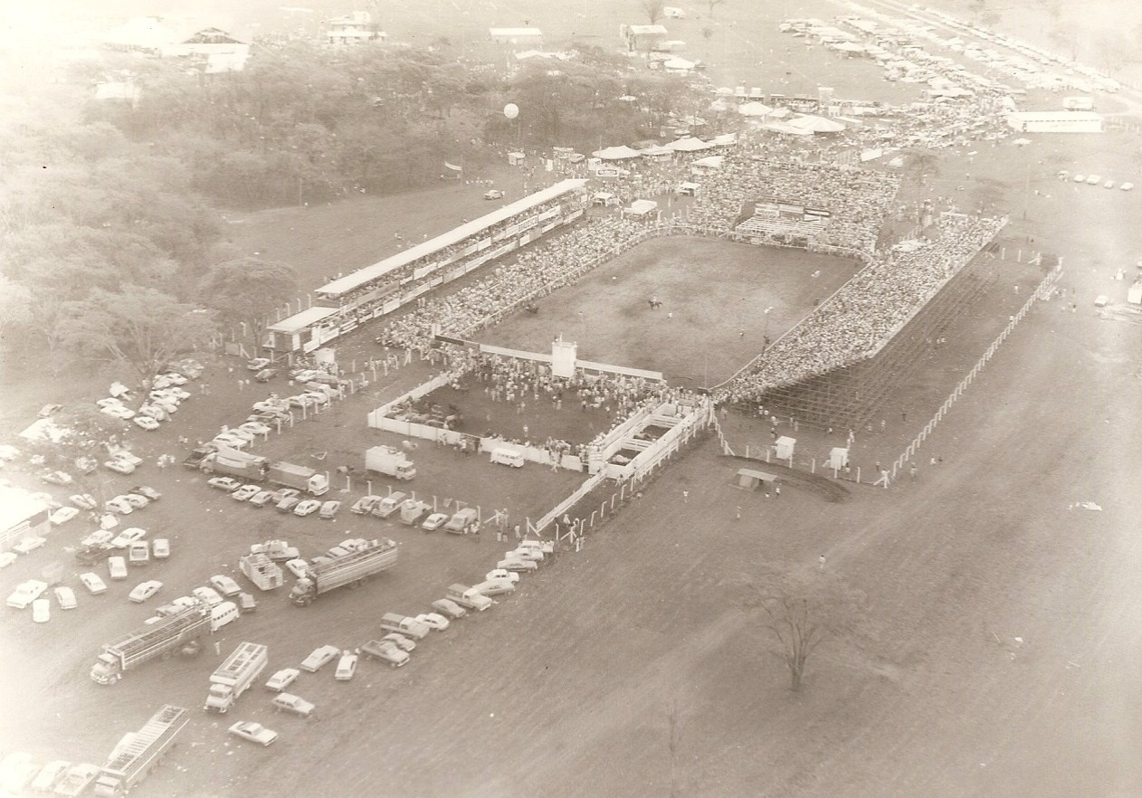 Vista área das arquibancadas do Parque do Peão em 1985, antes da construção do estádio polivalente que seria inaugurado em 1989 - Divulgação