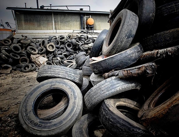 Mercado de pneus é o mais maduro em relação ao descarte "ecologicamente correto": fabricantes já conseguem dar destinação adequada a quase 50% dos mais de 1,1 milhão de toneladas vendidos anualmente no Brasil - Marlene Bergamo/Folha Imagem
