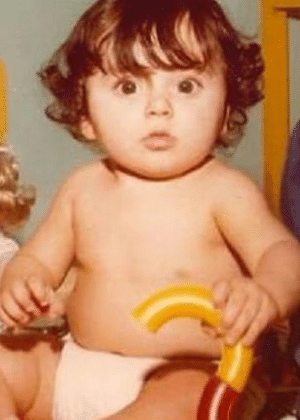 Monica IOzzi mostra foto de quando era bebê