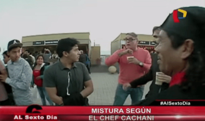 9.set.2015 - Um homem foi acusado de tentar furtar o celular de um turista italiano durante a gravação de uma reportagem para o programa de TV "Al Sexto Día", em Lima, no Peru, e acabou levando um soco no rosto