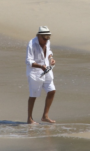 20.set.2015 - No dia em que se apresenta no Rock in Rio, Rod Stewart foi a praia da zona sul do rio de roupa branca e chapéu. Ele também foi visto fazendo compras em shopping da região