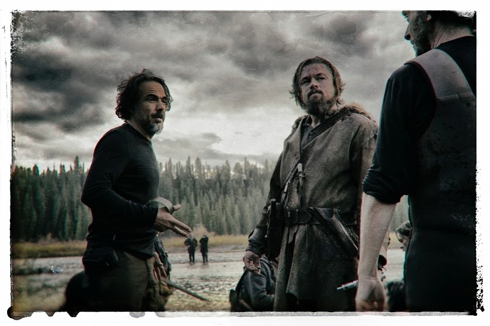 O diretor Alejandro Iñarritu e o ator Leonardo DiCaprio em set de "O Regresso" - Divulgação