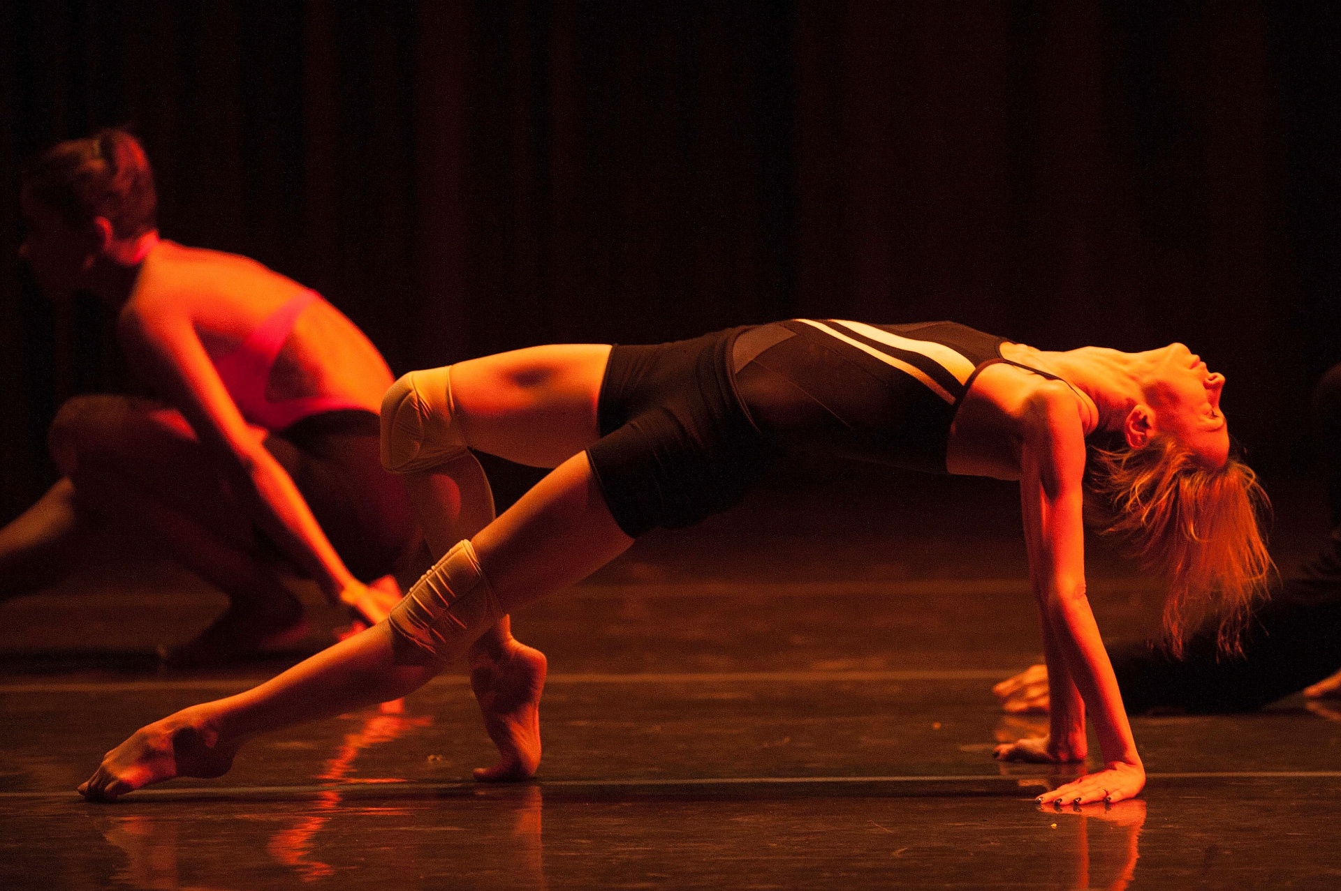 16.dez.2015 - Grupo Corpo ensaia as coreografias "Onqotô", com trilha sonora de Zé Miguel Wisnik e Caetano Veloso, e "Parabelo", de Wisnik e Tom Zé, para apresentações no Auditório Ibirapuera, de 17 a 20 de dezembro. Os ingressos já estão esgotados. As apresentações encerram a comemoração de 40 anos da companhia, que também é homenageada com a exposição Ocupação Grupo Corpo 40 anos, até 17 de janeiro de 2016, no Itaú Cultural. - Reinaldo Canato/UOL