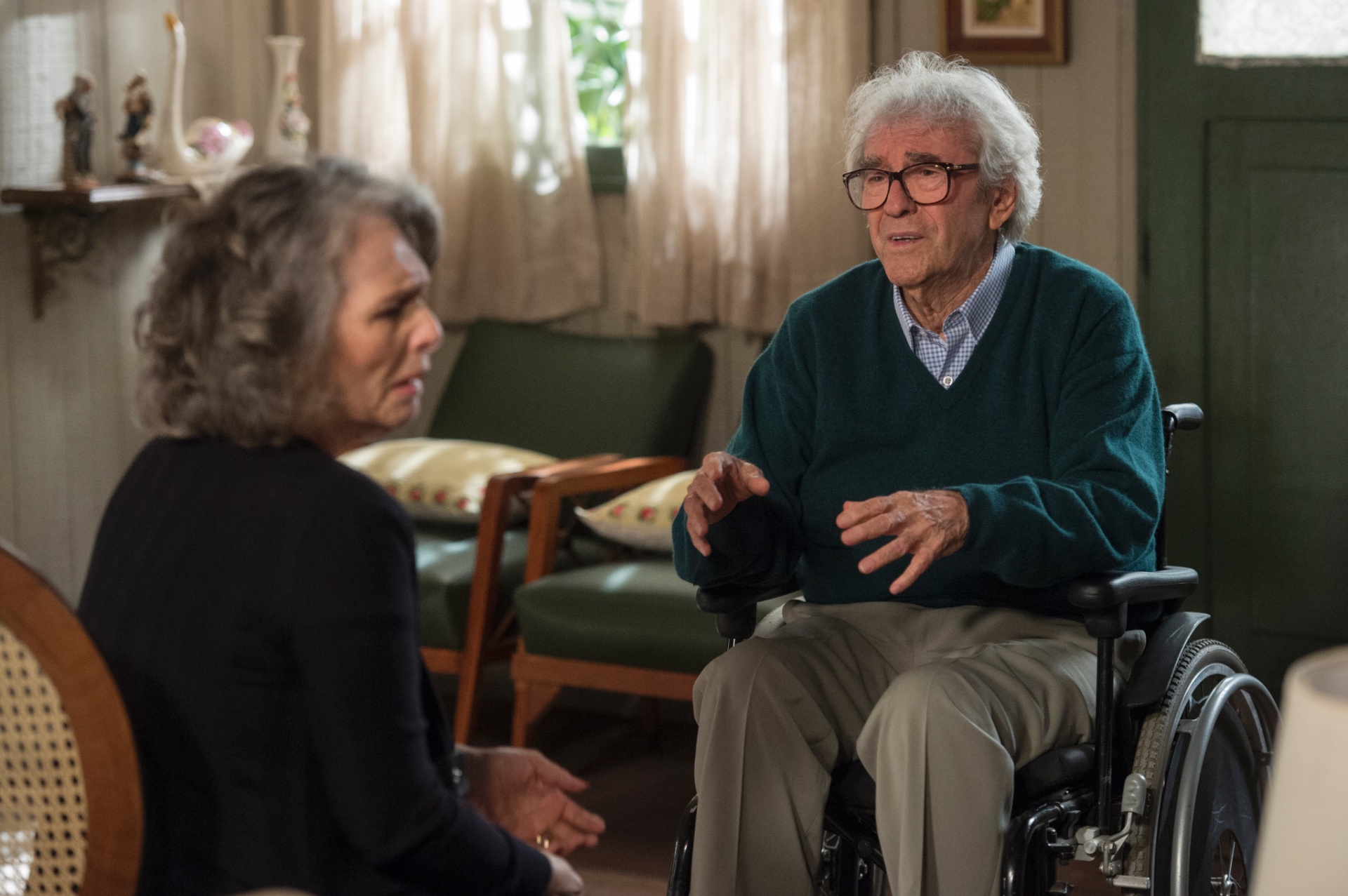 Alberto (Juca de Oliveira) revela a Vitória (Irene Ravache) que a filha do casal está viva em "Além do Tempo" - undefined