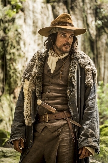 Raposo (Dalton Vigh) - É o homem que resgata Joaquina (Mel Maia) após a morte de Tiradentes (Thiago Lacerda) e Antônia (Letícia Sabatella). Até então é simpatizante pela luta dos inconfidentes. Ao ver a pequena testemunhar a morte do próprio pai, ele se compadece de seu sofrimento e assume sua criação - João Cotta/TV Globo