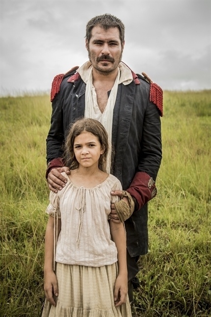 Tiradentes (Thiago Lacerda) - Principal nome da Inconfidência, quer livrar a colônia dos mandos e desmandos de Portugal. Envolve-se com Antônia (Letícia Sabatella) no passado e com ela tem uma filha, Joaquina (Mel Maia/Andreia Horta). É um sonhador, como diz a pequena, que o admira apesar dos avisos da mãe. Um dos parceiros da Inconfidência o entrega para a Coroa e ele acaba enforcado diante da filha - João Cotta/TV Globo