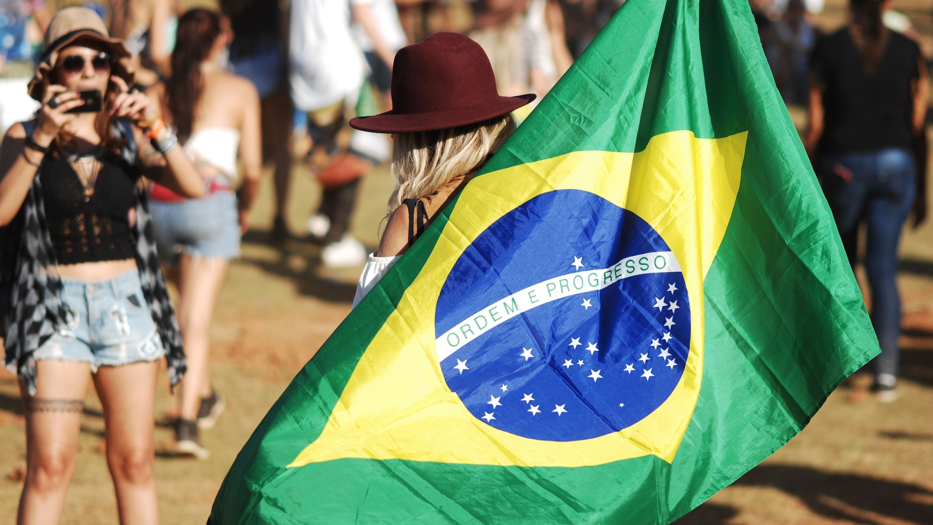 21.abr.2016 - A bandeira do Brasil não podia faltar no maior festival de música eletrônica do país - Reinaldo Canato