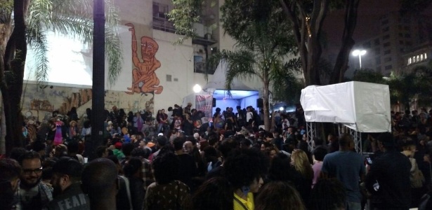 20.mai.2016 - Público lota a festa Batekoo, na Praça do Ouvidor Pacheco e Silva, no Happy Hour da Virada Cultural - Renata Nogueira/UOL - Renata Nogueira/UOL
