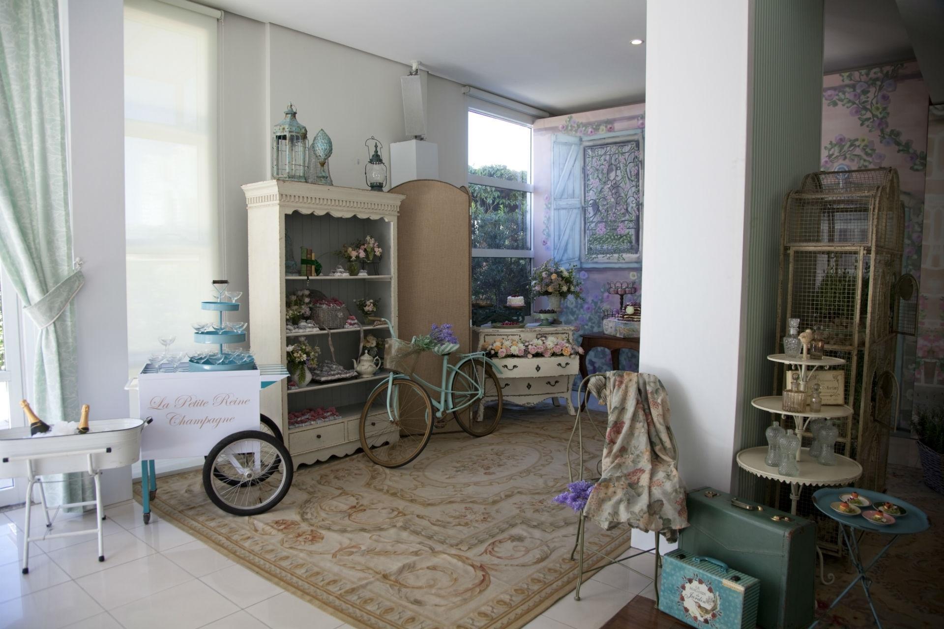 O 'mini wedding' pode não ser sinônimo de economia e menos trabalho na hora de organizar a festa. O que determina essas questões é o estilo da celebração e o desejo dos noivos. No caso do casamento da decoradora Bruna Beraldo, um clima 'vintage' com ares franceses deu o tom da reunião para apenas 30 convidados (Usar apenas no respectivo material) - Maíra Preto/ Divulgação