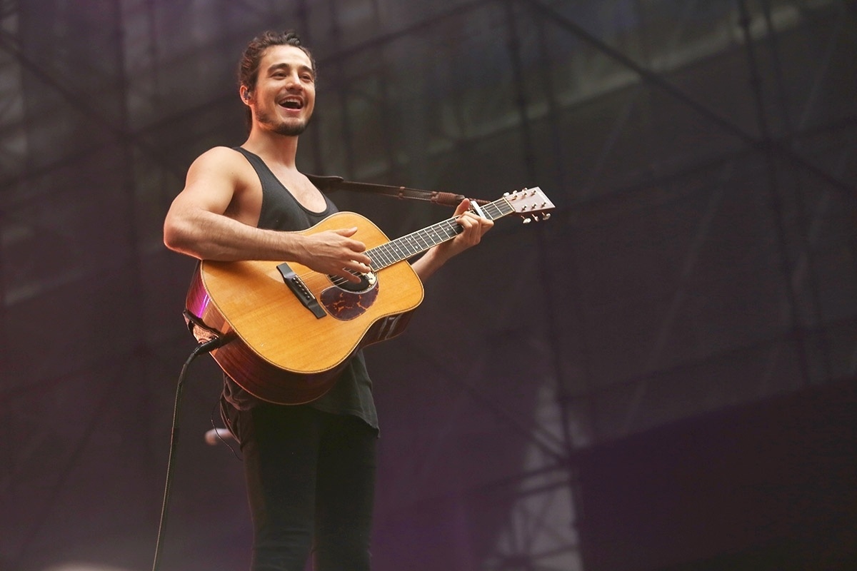 10.dez.2016 - Para alegrar as fãs: Tiago Iorc abre sorrisão durante seu show no Z Festival, em São Paulo - Iwi Onodera/Brazil News