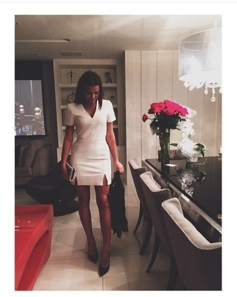 Bruna Marquezine usar vestido branco com recortes estratégicos na saia - Reprodução/ Instagram/ @brumarquezine