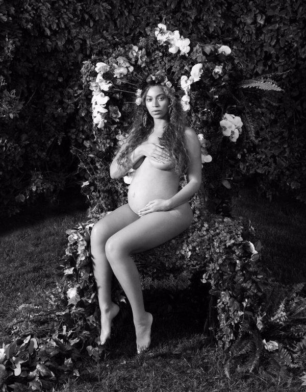Grávida de gêmeos, Beyoncé posa mostrando a barriga de grávida