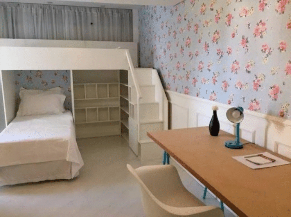 A maioria dos móveis da cobertura é da cor branca. Vários cômodos tem papel de parede com temas de flores e desenhos geométricos - Reprodução/JPImóveis