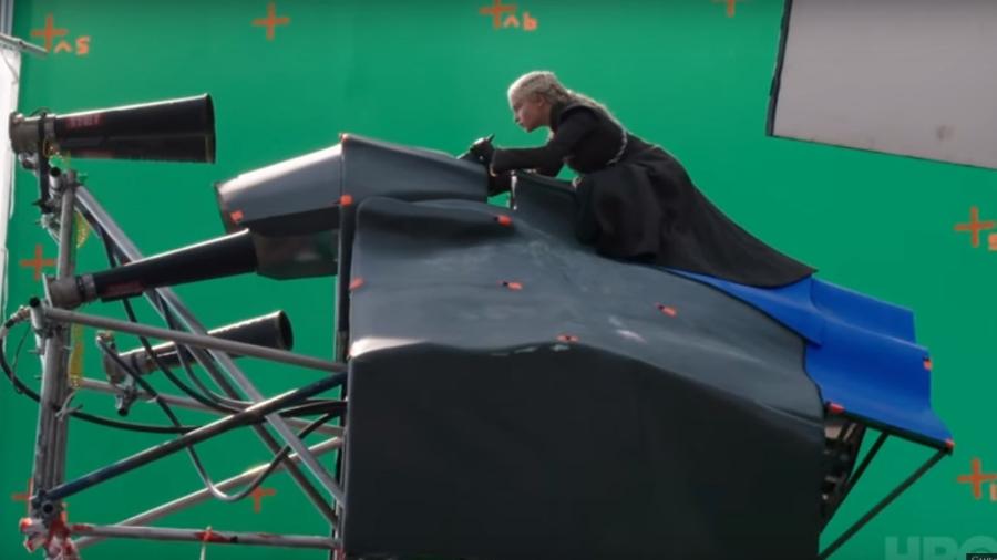 Emilia Clarke, a Daenerys de "Game of Thrones", filma cenas com dragão em frente a uma tela verde - Reprodução/YouTube