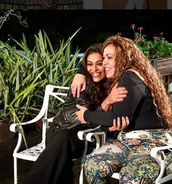 A atriz registrou o encontro com a Bibi da vida real, Fabiana Escobar. Juntas, as duas participaram de um papo no "Fantástico" que foi ao ar em julho. E o reencontro deve se repetir em cena no último capítulo da novela. - Reprodução Instagram/Juliana Paes
