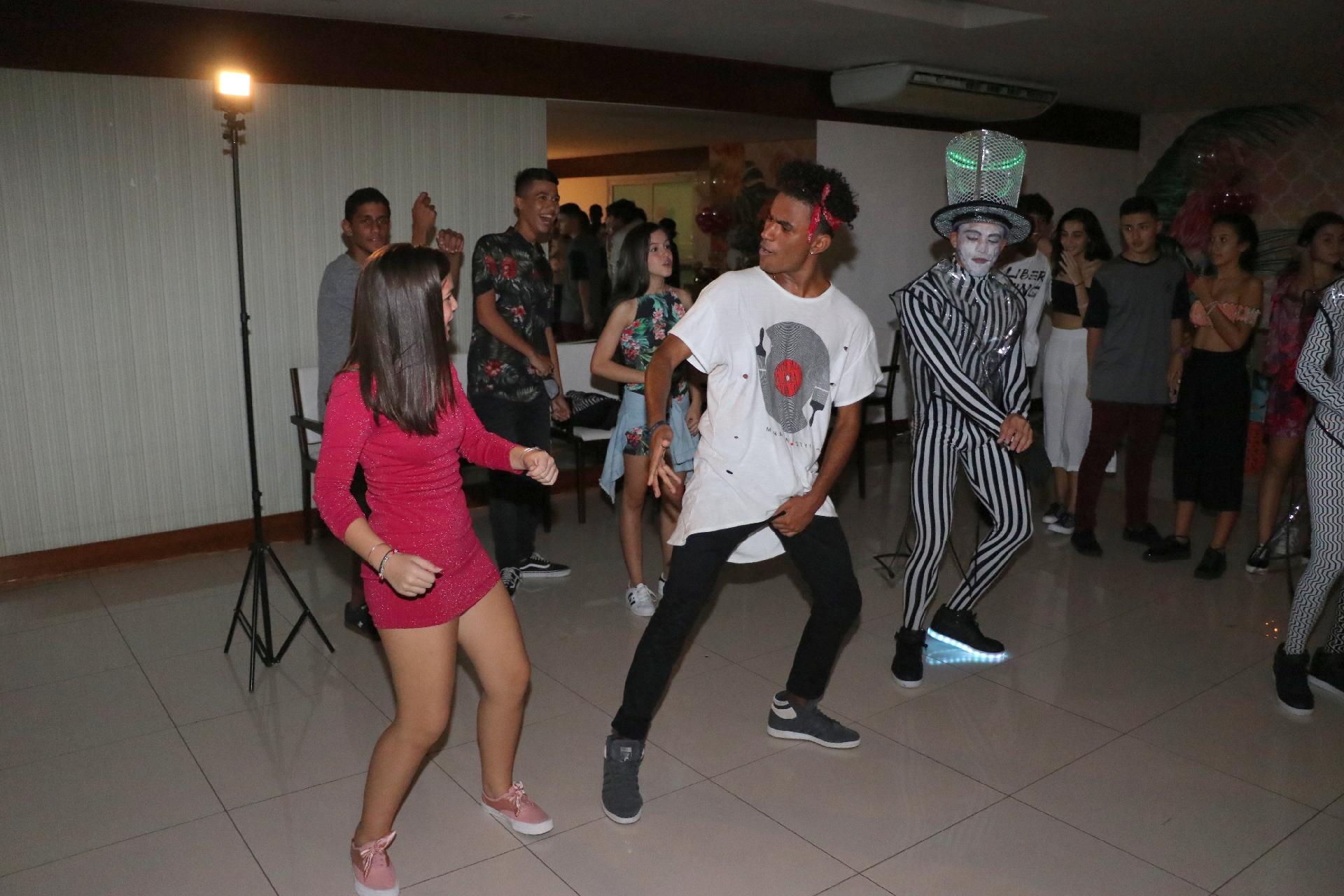 Mel Maia ganha festa surpresa com declaração do namorado e aliança - AgNews