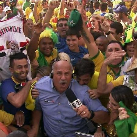 Márcio Canuto é mordido por torcedor brasileiro no vale do Anhangabaú, na Copa do Mundo de 2014 - Reprodução/TV Globo - Reprodução/TV Globo