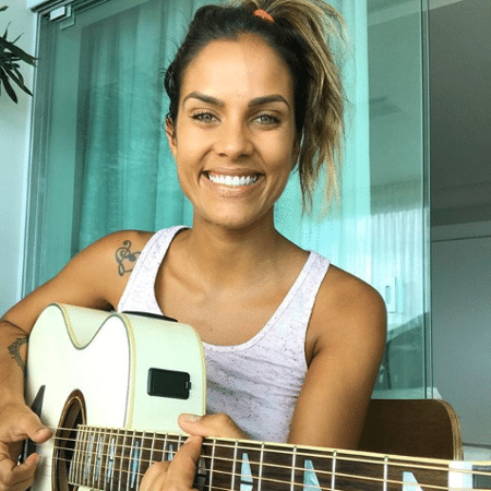 A cantora Ju Moraes participou da primeira temporada do "The Voice Brasil" - Reprodução