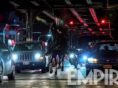 Keanu Reeves a cavalo em cena de "John Wick 3: Parabellum" - Reprodução