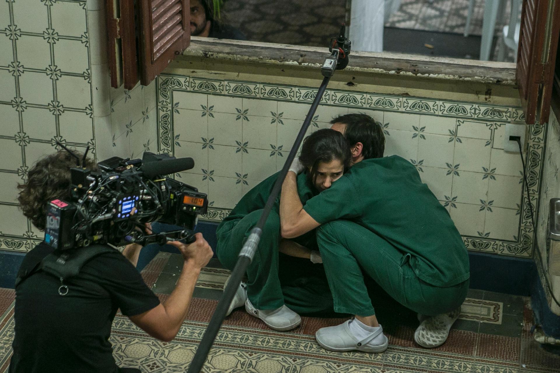 Julio Andrade e Marjorie Estiano durante gravação da série - Globo / Raquel Cunha