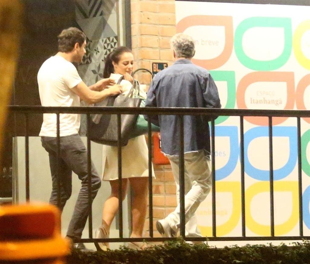 Sérgio Guizé e Paolla Oliveira são vistos deixando restaurante no Rio de Janeiro - AgNews