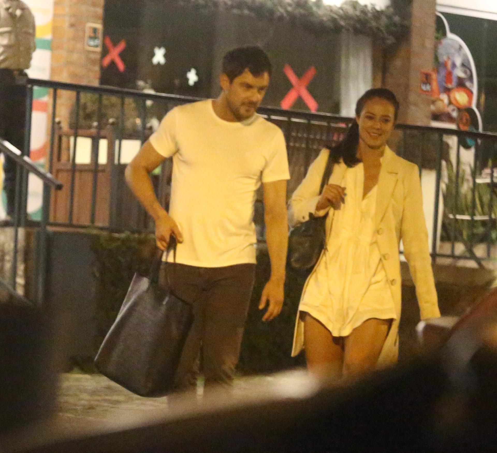 Sérgio Guizé e Paolla Oliveira são vistos deixando restaurante no Rio de Janeiro - AgNews