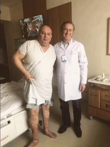 Erick Jacquin posa com médico após cirurgia de varizes - Reprodução/Instagram