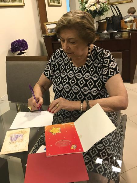 Dona Dulce escreve cartão de Natal - Elcio Padovez/UOL