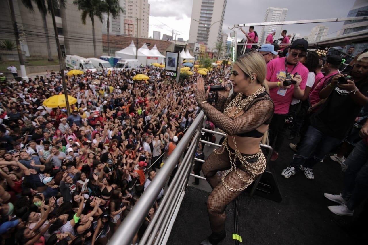 Cantora Mila, do hit "Tudo Ok", agita  foliões no Bloco KondZilla - André Lucas/UOL