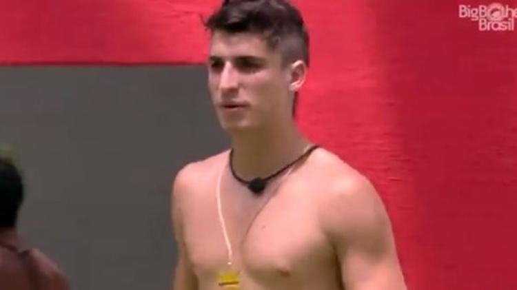 Prior corta o cabelo estilo moicano - Reprodução/Globoplay - Reprodução/Globoplay