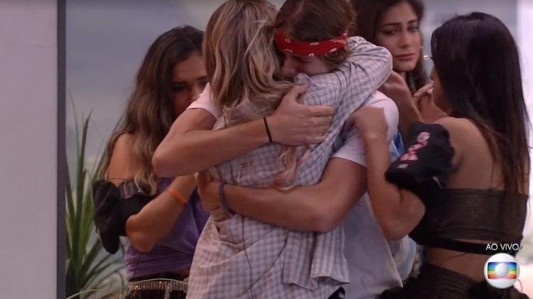 Daniel recebe abraços das sisters  - Reprodução/TV Globo - Reprodução/TV Globo