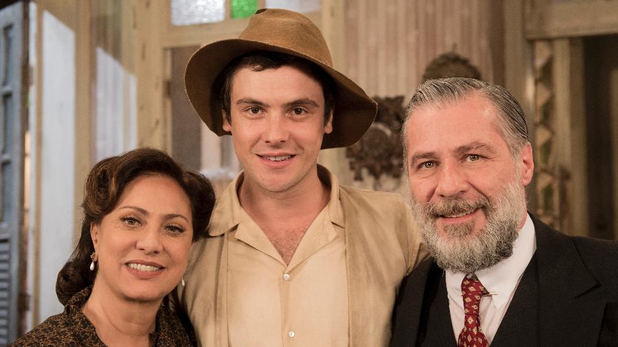 Eliane Giardini (Anastácia), Sérgio Guizé (Candinho) e Leopoldo Pacheco (Ernani) em "Êta Mundo Bom" - João Cotta/TV Globo