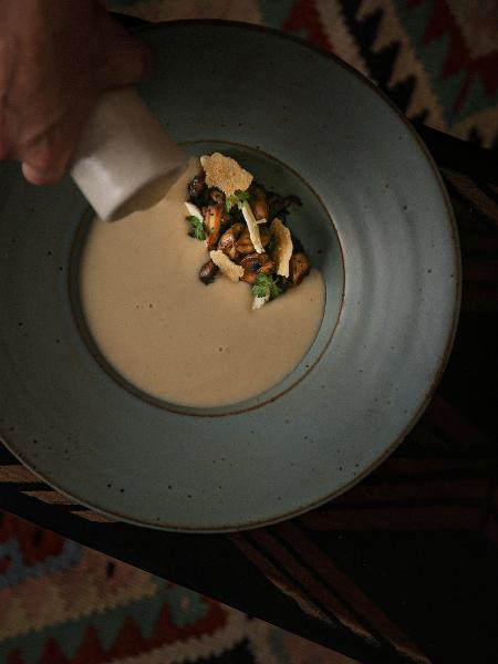 Creme de couve-flor, cogumelos e lascas de tapioca com queijo Serra da Canastra - Divulgação