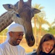 Nego do Borel e Duda Reis posam com girafa em Dubai - Foto: Reprodução/Instagram