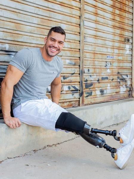 Vitor Dourado perdeu as pernas aos 16 anos após um acidente - Reprodução/ Instagram @douradolife